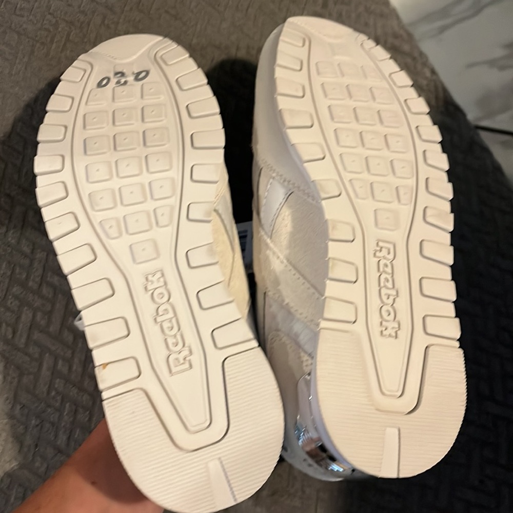 Woman’s Reebok Classics - Picture 5 of 6